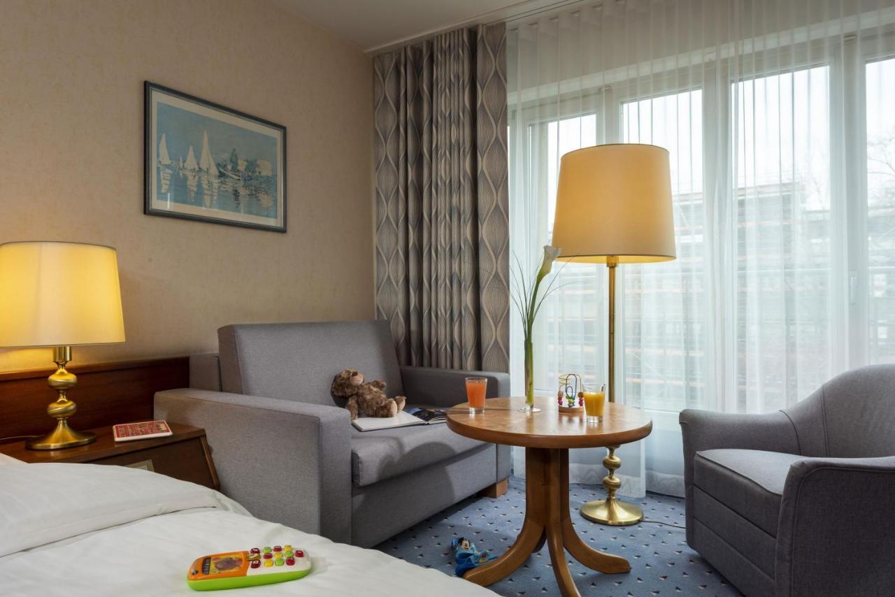 Maritim Hotel Koln Luaran gambar Room at the hotel