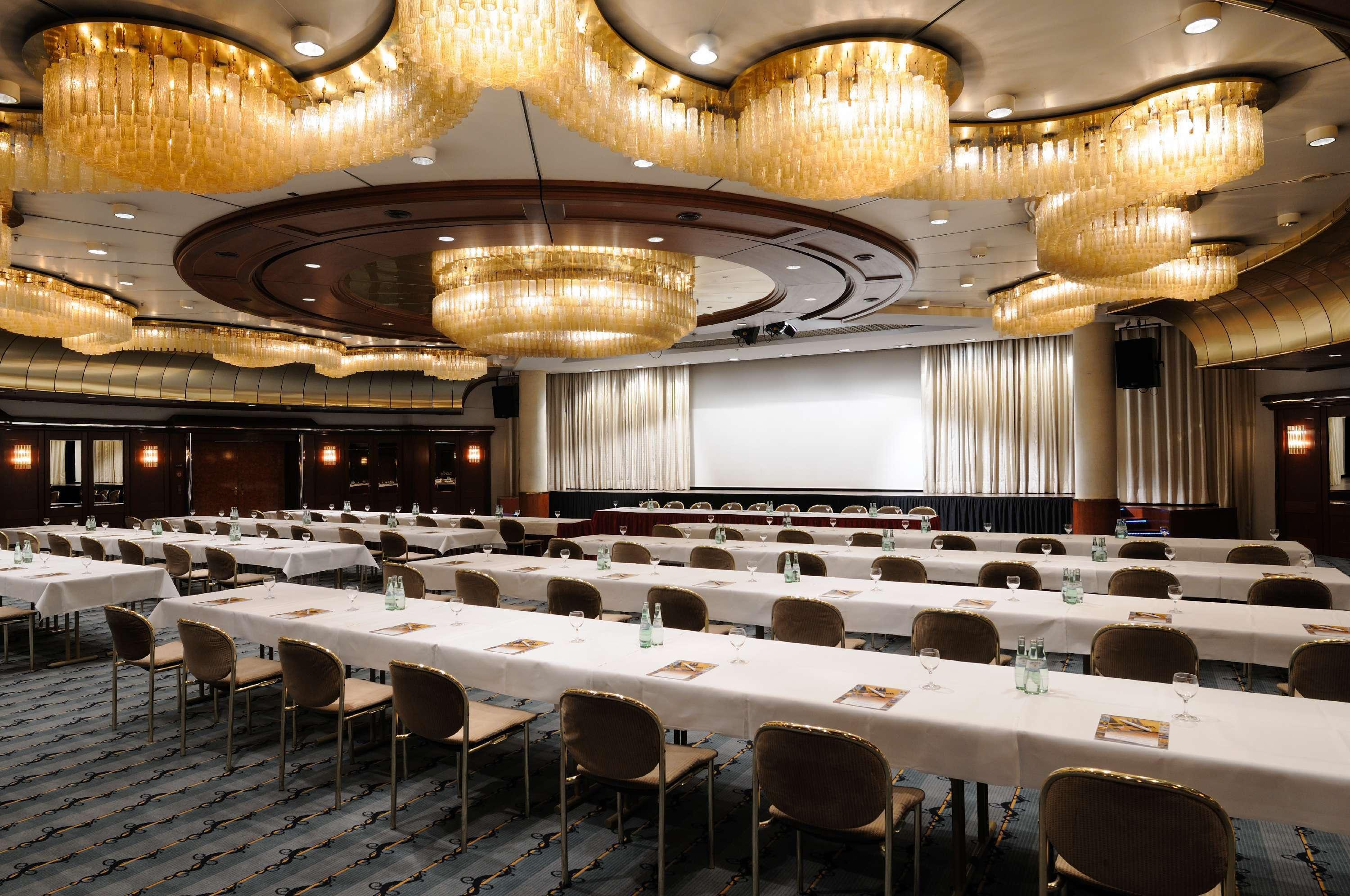 Maritim Hotel Koln Luaran gambar The ballroom of the Queen Mary