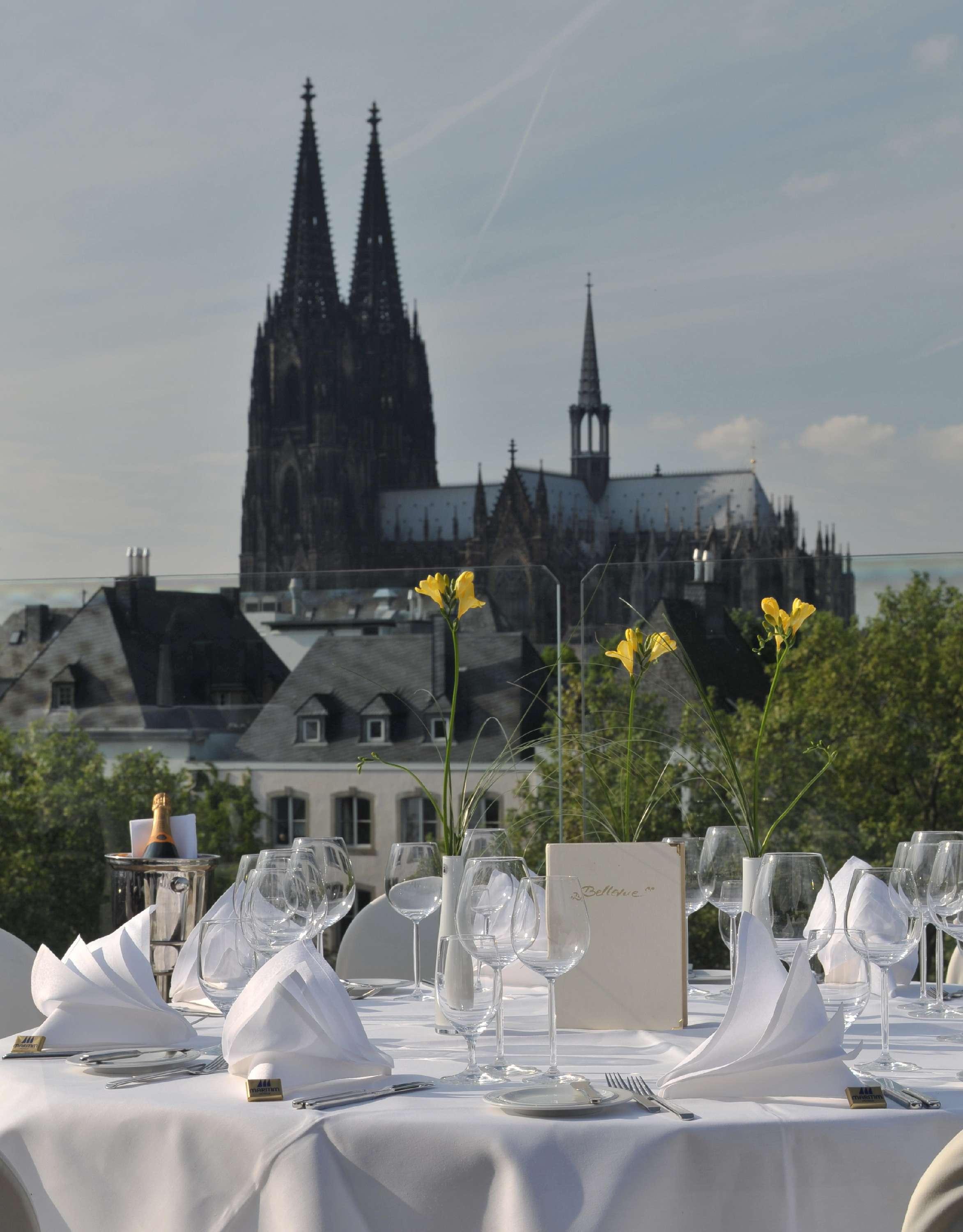 Maritim Hotel Koln Luaran gambar The view of the Cologne Cathedral from the terrace of the Hotel Bella Vista