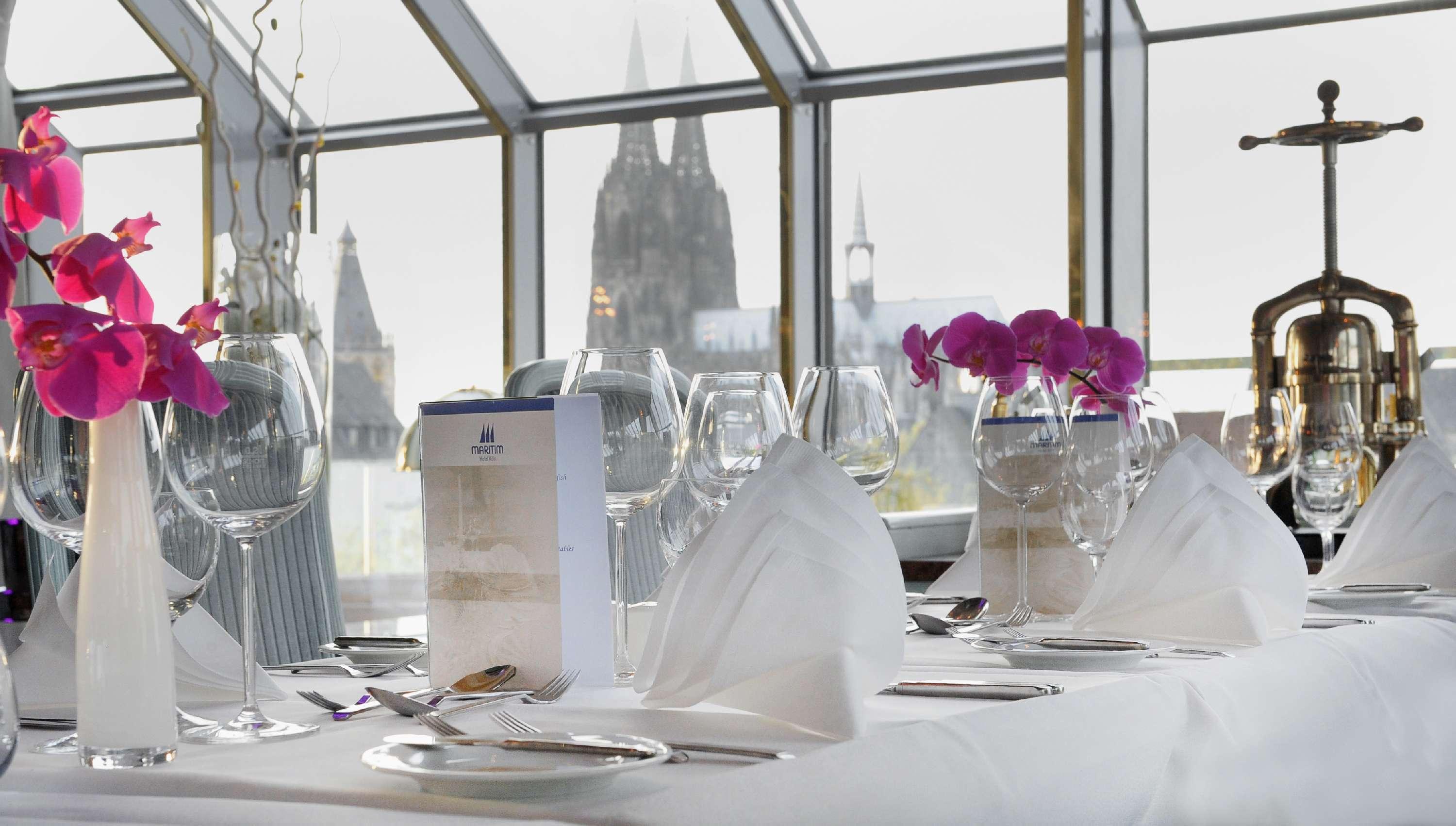 Maritim Hotel Koln Luaran gambar The view from the restaurant