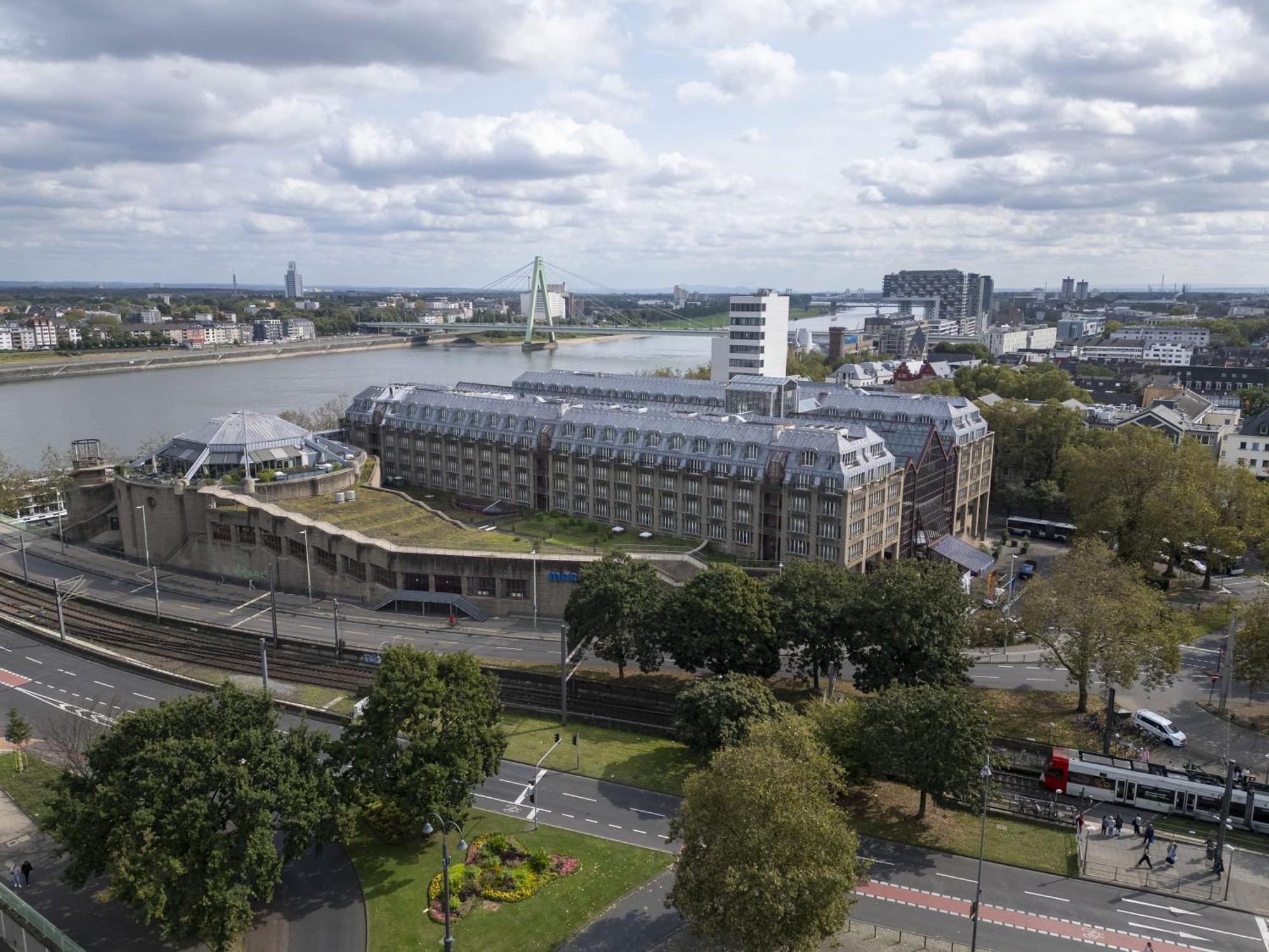 Maritim Hotel Koln Luaran gambar The hotel from the air