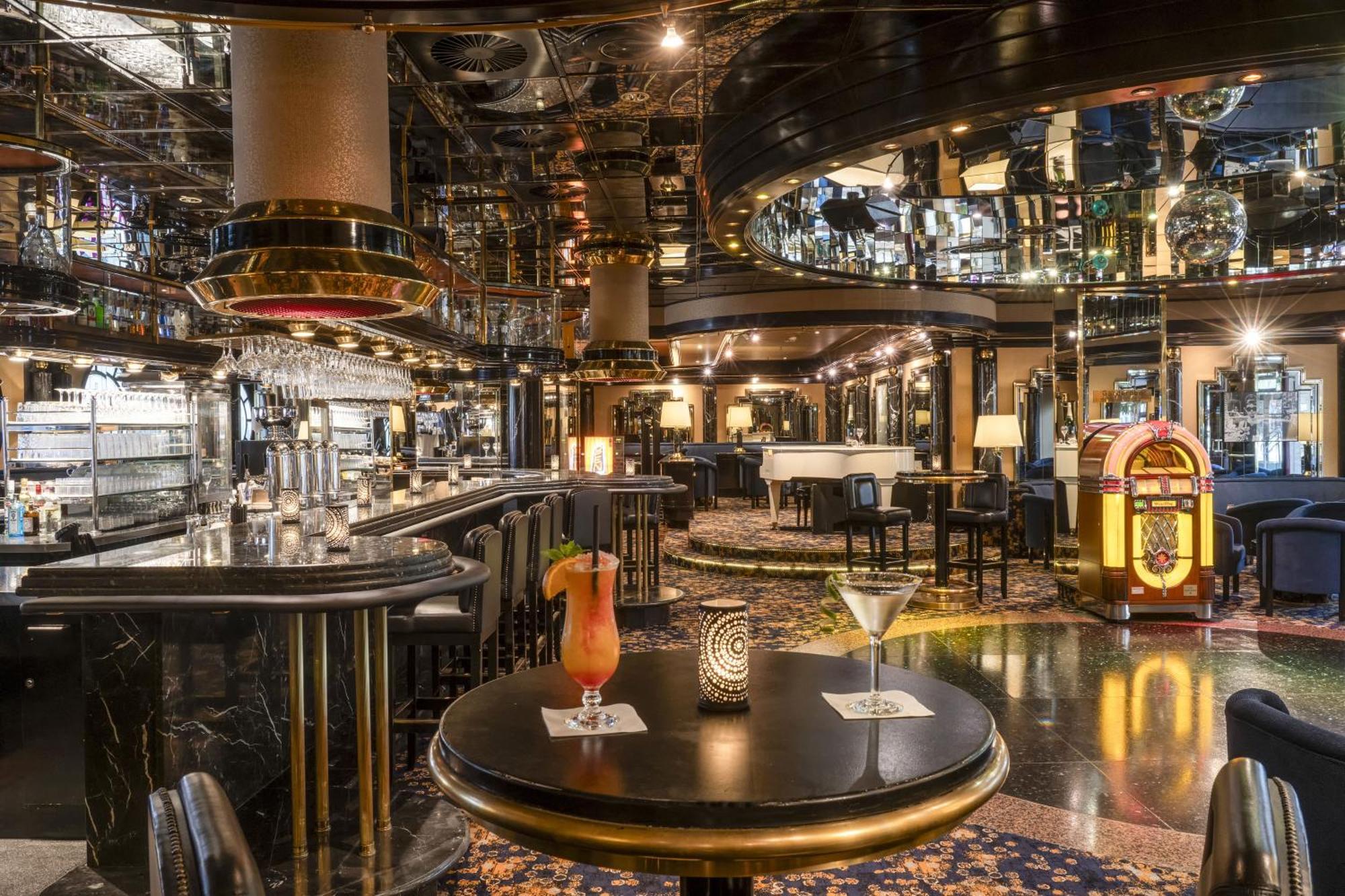 Maritim Hotel Koln Luaran gambar The interior of the bar