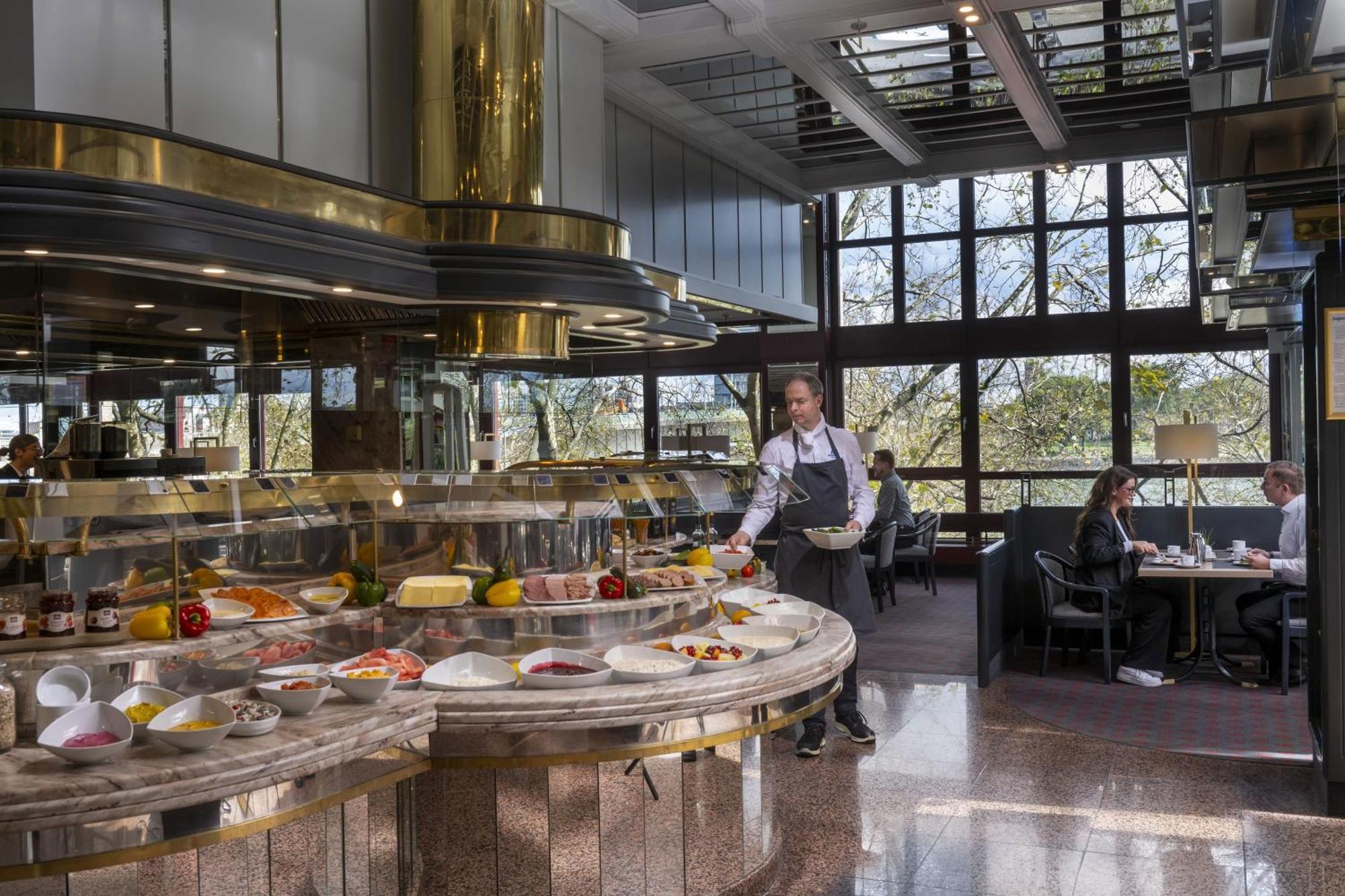 Maritim Hotel Koln Luaran gambar Breakfast buffet at the hotel