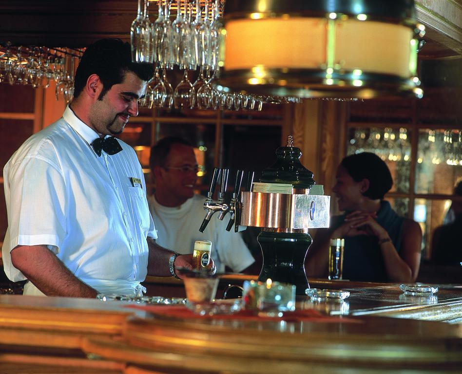 Maritim Hotel Koln Luaran gambar Barman at work